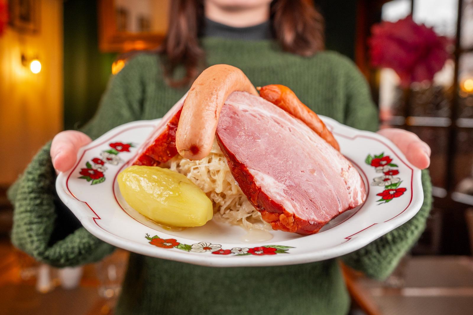 Chef préparant un plat